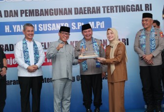 Menteri Desa dan Pembangunan Daerah Tertinggal (Mendes PDT) Yandri Susanto bersama Kepala Badan Pemeliharaan Keamanan (Kabaharkam) Mabes Polri Komjen Pol Fadhil Imran menyambangi Pondok Pesantren Bai Mahdi Sholeh Ma'mun pada Selasa (5/8/2025)