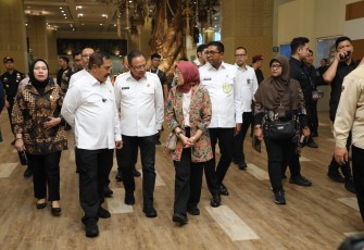 Menteri Pendayagunaan Aparatur Negara dan Reformasi Birokrasi (PANRB) Rini Widyantini bersama Menteri Imigrasi dan Pemasyarakatan Agus Andrianto meninjau langsung Layanan Keimigrasian di Bandara I Gusti Ngurah Rai, Selasa (5/8/2025)