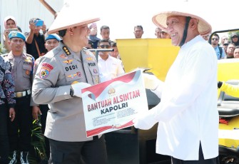 Irwasum Polri Komjen Pol. Dedi Prasetyo memimpin penanaman jagung di lahan pondok pesantren