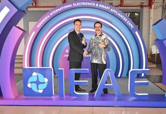 Wakil Presiden Chaoyu Expo Leo Mo bersama Ketua Umum DPP APTIKNAS Ir. Soegiharto Santoso, SH., pada kegiatan pameran IEAE 2025 di JI Expo Kemayoran Jakarta. (06/08/2025)