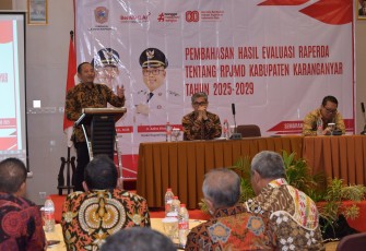 Bupati Rober Christanto memberikan pidato sambutan dalam pembahasan hasil evaluasi Rancangan Peraturan Daerah (Raperda) RPJMD