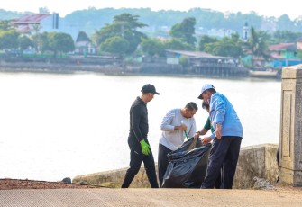 Provinsi Kepri secara langsung memimpin gotong royong (goro) di Kawasan Gurindam XII, Tepi Laut Tanjungpinang, Kamis (7/8/2025) 