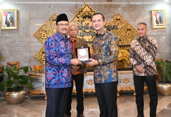 Menteri Transmigrasi, M. Iftitah Sulaiman Suryanagara dalam pertemuan bersama Menteri Sosial di Kantor Kemensos, Kamis (7/8)