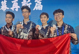 Empat siswa Indonesia menorehkan sejarah di ajang International Olympiad in Artificial Intelligence (IOAI) 2025 dengan memperoleh tiga medali Perak dan satu medali Perunggu. Olimpiade di bidang kecerdasan artifisial ini diselenggarakan di Beijing, China pada 2 s.d. 9 Agustus 2025