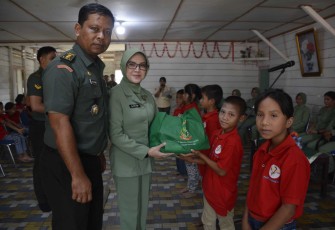 Kasrem 023/KS Letkol Inf Yudi Atmar beserta ibu menyerahkan santunan di panti asuhan, Kamis (14/8)