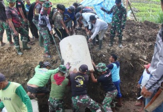 Pemasangan gorong-gorong di lokasi TMMD Kodim Enrekang 