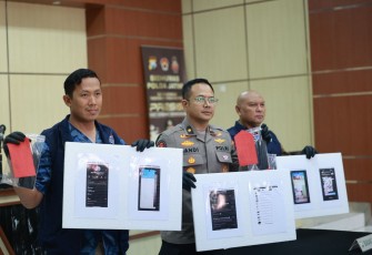 Konferensi pers penyebaran konten pornografi anak di mapolda Jatim, Jum'at (15/8)