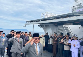 Kepala Pengadilan Negeri Bitung saat memberikan penghormatan saat memimpin upacara tabur bunga 