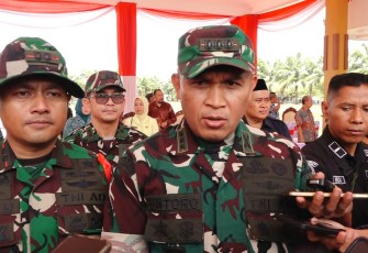 Danrem 081/DSJ Kolonel Arm Untoro Hariyanto kepada awak media usai menutup TMMD ke-125 di Alun-Alun Reksogati, Caruban, Kabupaten Madiun, Kamis (21/8/2025)