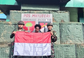 Satgas Yonif 700/WYC Kobarkan Semangat Pemuda Mayuberi Lewat Bendera dan Olahraga