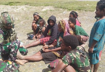Satgas Yonif 700/WYC Hadir di Tengah Warga Sinak, Komsos dan Pelayanan Kesehatan Gratis di Honai Mama Yendimira
