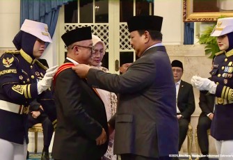 Mendikdasmen Terima Tanda Kehormatan Bintang Mahaputera Utama dari Presiden Prabowo Subianto