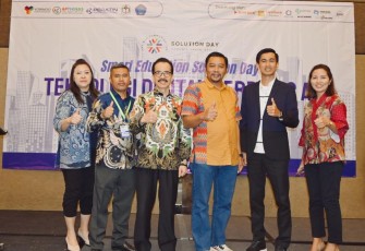 Kika: Yuliasiane Sulistiyawati, Agus Dedi Supriyadi, Soegiharto Santoso, Puguh Kuswanto, Maulis Taufik Kosasih dan Yolanda Roring foto bersama dalam kegiatan "Smart Education Solution Day" di Hotel ASTON Imperial Bekasi pada tanggal 12 Agustus 2025