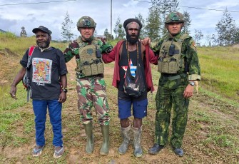 Satgas Yonif 700/WYC Dengarkan Aspirasi Warga Kampung Wako Melalui Komsos