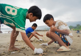 Aksi Beach Clean Up WTJJ