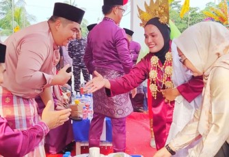 Bupati Bintan Roby Kurniawan SPWK saat menerima paket Bingkisan dari Suka Minangkabau
