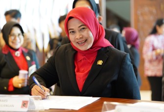 Anggota Fraksi PDI Perjuangan DPRD Jawa Timur, Wiwin Sumrambah