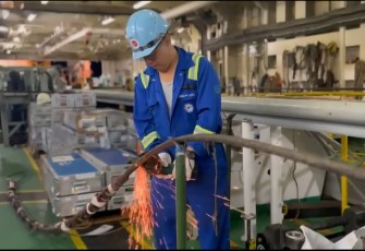 Tim teknis tengah melakukan proses penyambungan dan pemulihan tahap pertama Sistem Komunikasi Kabel Laut (SKKL) Sulawesi–Maluku–Papua Cable System (SMPCS) pada ruas Timika–Merauke