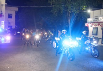 Petugas gabungan TNI-Polri di Kabupaten Karanganyar melakukan patroli skala besar pada Minggu (31/8/2025) malam