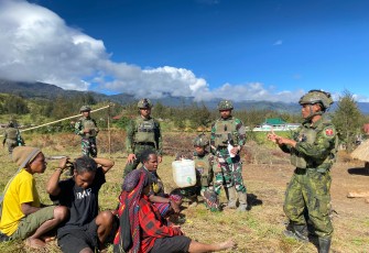 TNI dan Rakyat Bergandengan di Yenggernok