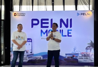 Kepala Cabang Pelni Bitung saat memberikan sosialisasi kepada para penumpang dan masyarakat di pelabuhan samudera Bitung