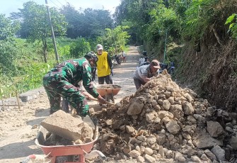 Babinsa Koramil Ngrambe Bersama Warga Kerja Bakti Perbaikan Jalan