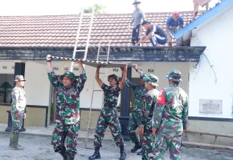 TNI Gotong Royong Bersama Warga Dalam Pembongkaran TK Kartika IV-18 Cab Pacitan