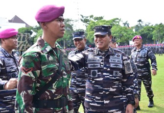 Kepala Staf TNI Angkatan Laut (Kasal) Laksamana TNI Dr. Muhammad Ali saat meninjau prajurit TNI AL, yang dikerahkan guna pengamanan Ibu Kota Jakarta