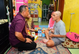 Pangkolinlamil dan Ketua Gabungan Jalasenastri Tunjukkan Kepedulian Kunjungi yang Sedang Sakit