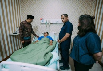 Menteri Sosial Saifullah Yusuf (Gus Ipul) mengunjungi korban luka berat dalam insiden unjuk rasa di RS Polri Kramat Jati, Jakarta Timur, Kamis (4/9/2025)