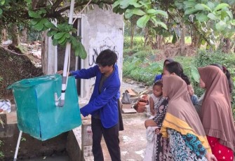 Filter air sederhana yang dirancang oleh tim SABAR dalam program LIGHT UP UPER 2025