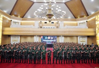 Panglima TNI Jenderal TNI Agus Subiyanto memberikan pengarahan kepada personel purna tugas kontingen Latihan Bersama (Latma) Pertempuran Kota (Purkota) TNI gelombang I