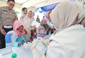 Dirlantas Polda Jatim Kombes Pol Iwan Saktiadi meninjau kegiatan bakti kesehatan, Rabu (10/9)