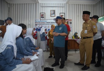 Menteri Pendidikan Dasar dan Menengah (Mendikdasmen), Abdul Mu’ti, meninjau berbagai implementasi program prioritas pemerintah di Kabupaten Cilacap di SMAN 2 Cilacap