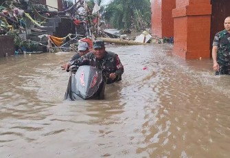 Prajurit Kodam IX/Udayana Sigap Evakuasi Warga Terdampak Banjir di Denpasar
