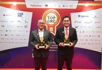 Dirut PGN Arief Kurnia Risdianto menerima TOP GRC Award 2025 di Jakarta, Rabu (10/9)