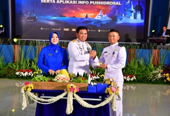 Kasal Laksamana TNI Muhammad Ali memberikan nasi tumpeng hari jadi ke 80 TNI AL di Jakarta, Rabu (10/9)
