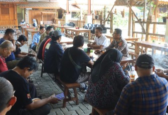 Acara silaturahmi Kasat Reskrim Polres Karanganyar yang baru, AKP Wikan Sri Kadiyono, dengan jurnalis, di salah satu angkringan di kawasan Popongan Karanganyar, Rabu (10/9/2025)