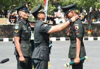 Danrem 081/DSJ Kolonel Arm Untoro Hariyanto memberikan ucapan selamat kepada para mantan prajurit siswa Pendidikan Pertama Tamtama (Dikmata) TNI AD Gelombang II TA 2025 