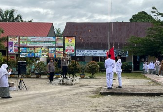 Kapolres Aceh Singkil AKBP Joko Triyono, S.I.K., M.H. saat bertindak sebagai Pembina Upacara bendera di SMAN 1 Gunung Meriah