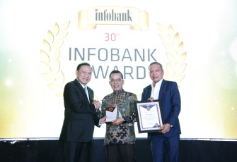  Penghargaan diserahkan oleh Chairman Infobank Media Group Eko B. Supriyanto