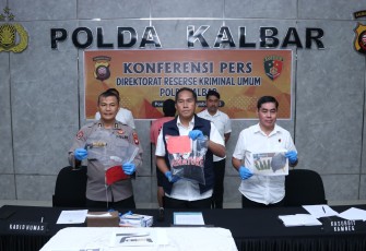 Polda Kalbar Tangkap Empat Penyusup Aksi Masa di Mapolda dan kantor DPRD  Provinsi Kalbar, Bom Molotov dan Senjata Tajam Disita