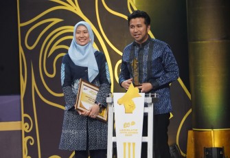Ketua Demokrat Jatim Emil Elestianto Dardak di dampingi kader Partai Demokrat yang juga Wakil Ketua DPRD Jatim Sri Wahyuni, Selasa (16/09/25)