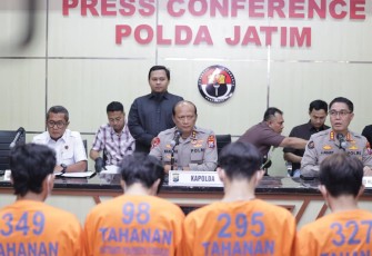 Kapolda Jatim Irjen Pol Nanang Avianto saat konferensi pers, Kamis (18/9)
