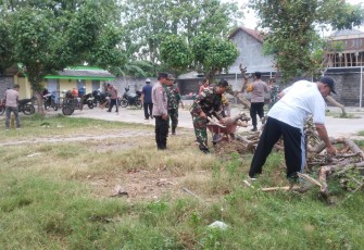 Koramil 0803-13/Kebonsari Gelar Karya Bakti di Pasar Kliwon Singgahan