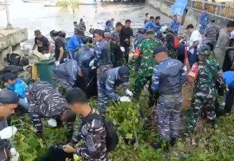 Aksi peduli lingkungan TNI AL