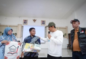 Menteri Sosial, Saifullah Yusuf bercengkrama dengan orang tua dan siswa Sekolah Rakyat Menengah Atas (SRMA) 13 di Sentra Terpadu Pangudi Luhur (STPL) Bekasi, Minggu (21/9/2025) 