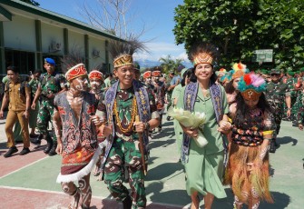 Pangdam XVIII/Kasuari, Mayjen TNI Christian Kurnianto Tehuteru saat memberikan pengarahan bersama Ketua Persit KCK Daerah XVIII/Kasuari, Ny. Mevi Christian K. Tehuteru kepada prajurit dan Persit Kodim 1801/Manokwari, Senin (22/9)