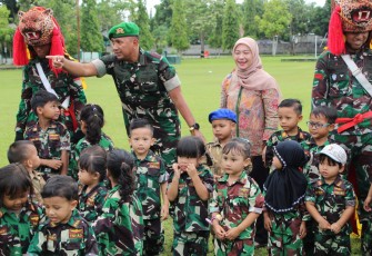 Foto Danyon 713 bersama para siswa