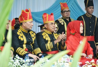 Panglima Kodam XIII/Merdeka, Mayjen TNI Suhardi bersama Ny. Evi Suhardi, menghadiri upacara peringatan Hari Ulang Tahun (HUT) ke-61 Provinsi Sulawesi Utara yang digelar di Lapangan Kantor Gubernur Sulut, Selasa (23/9/2025)